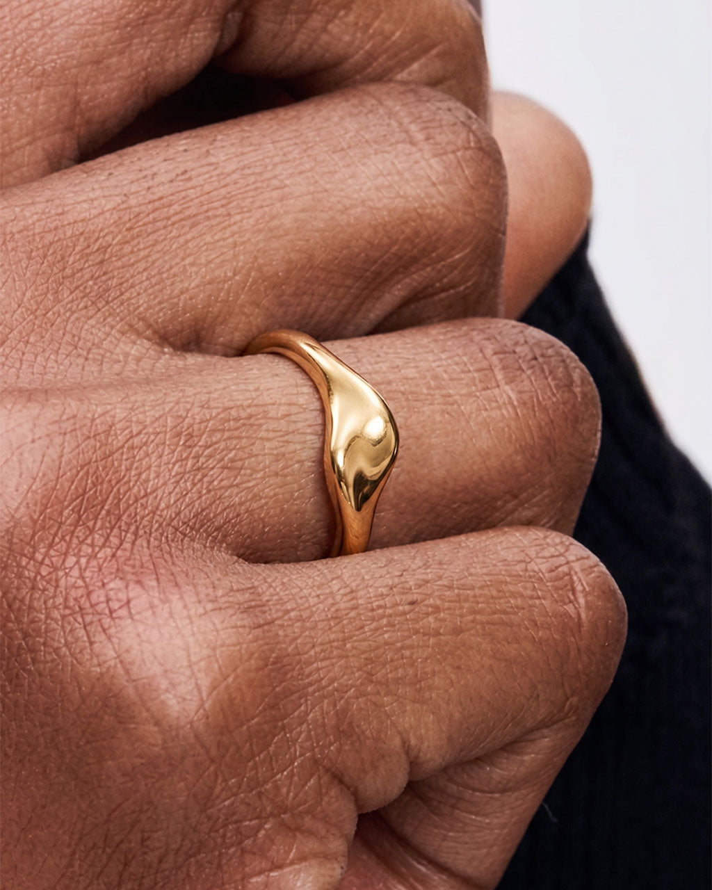 Distinctive Signet Wavy Band Waterproof Gold Ring
