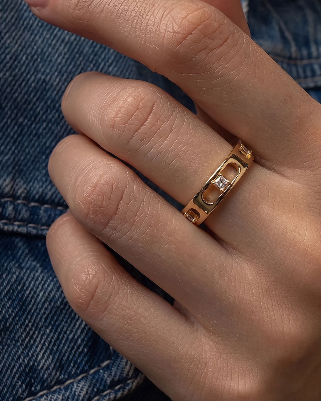 Floating Stone Openwork Band Waterproof Gold Ring