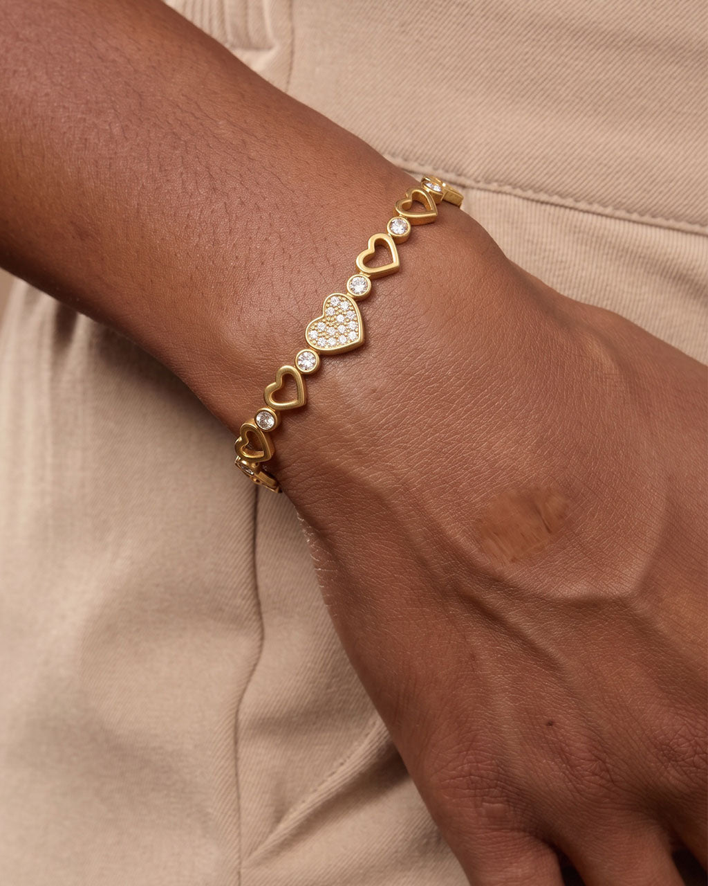 Iconic Pavé Heart Bezel Stone Waterproof Gold Bangle