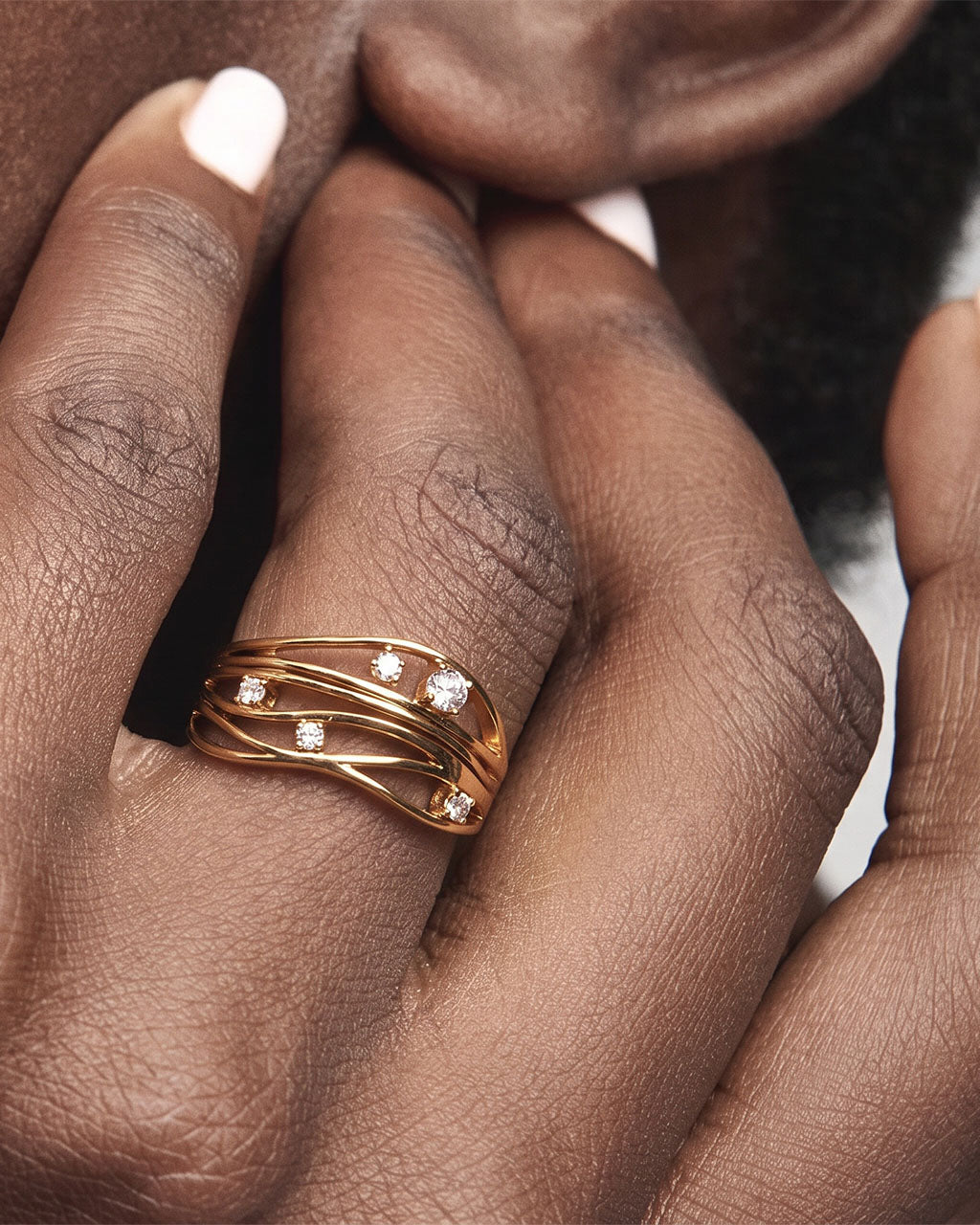 Illusion Five Stone Wavy Band Waterproof Gold Ring