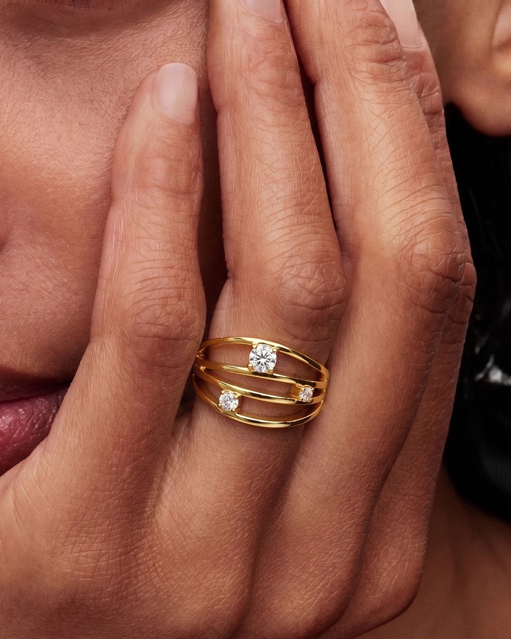 Illusion Three Stone Wavy Band Waterproof Gold Ring