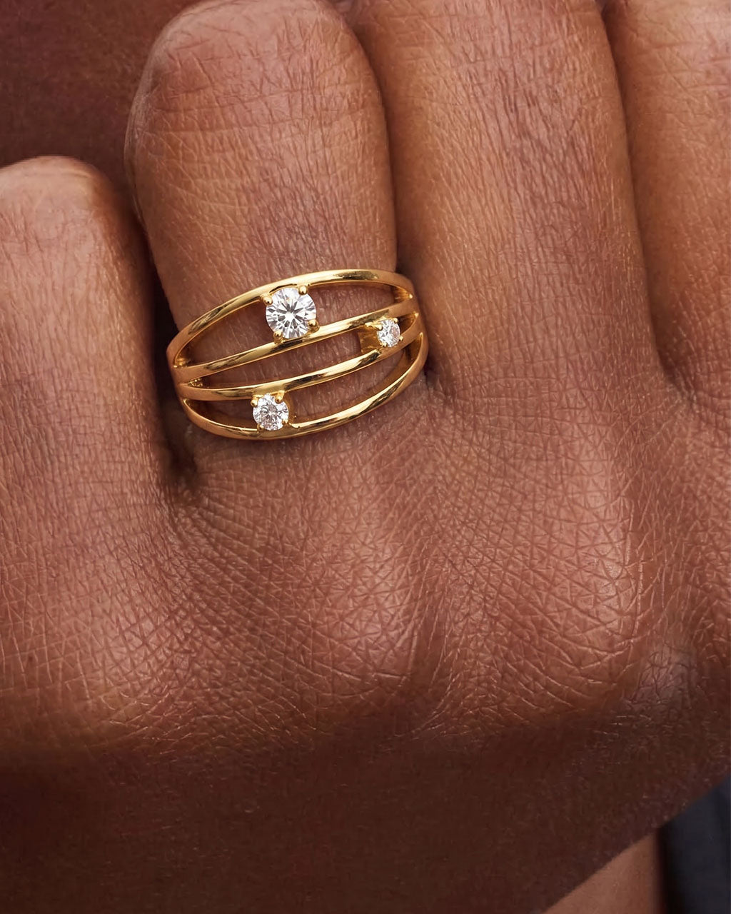 Illusion Three Stone Wavy Band Waterproof Gold Ring