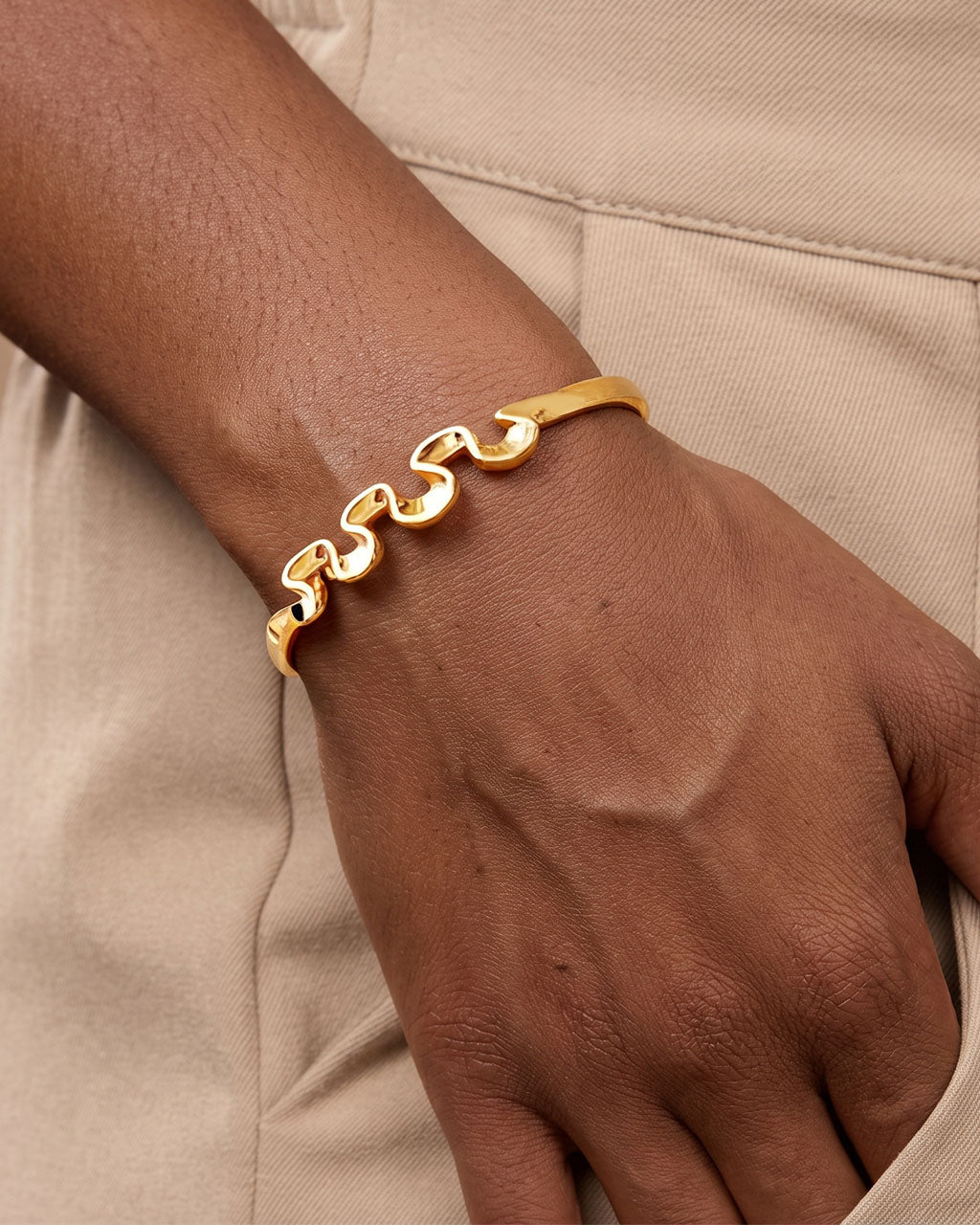 It Girl Organic Wave Hinged Waterproof Gold Bangle