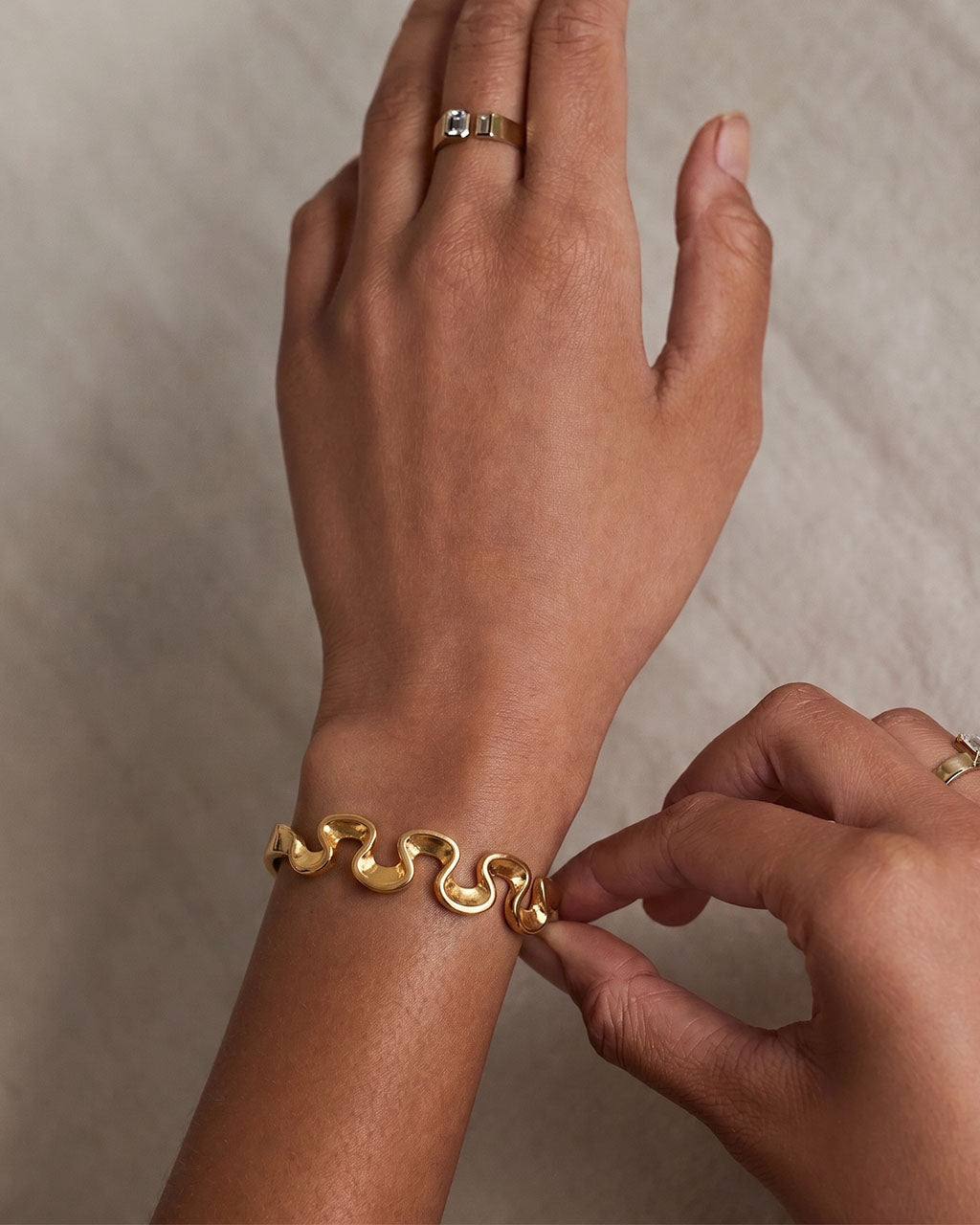 It Girl Organic Wave Hinged Waterproof Gold Bangle