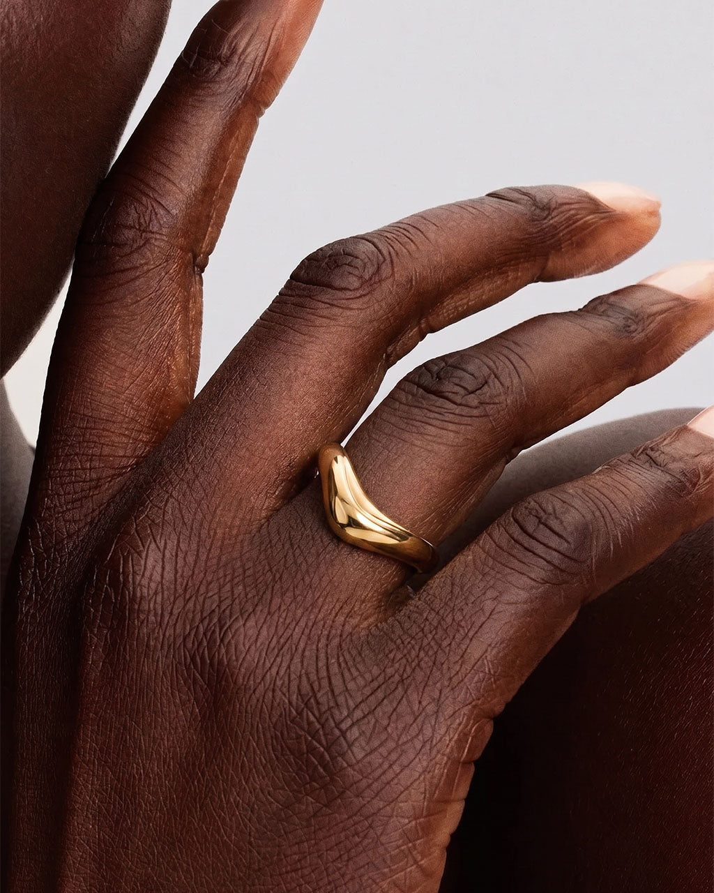 Minimalist Curved Wavy Band Waterproof Gold Ring