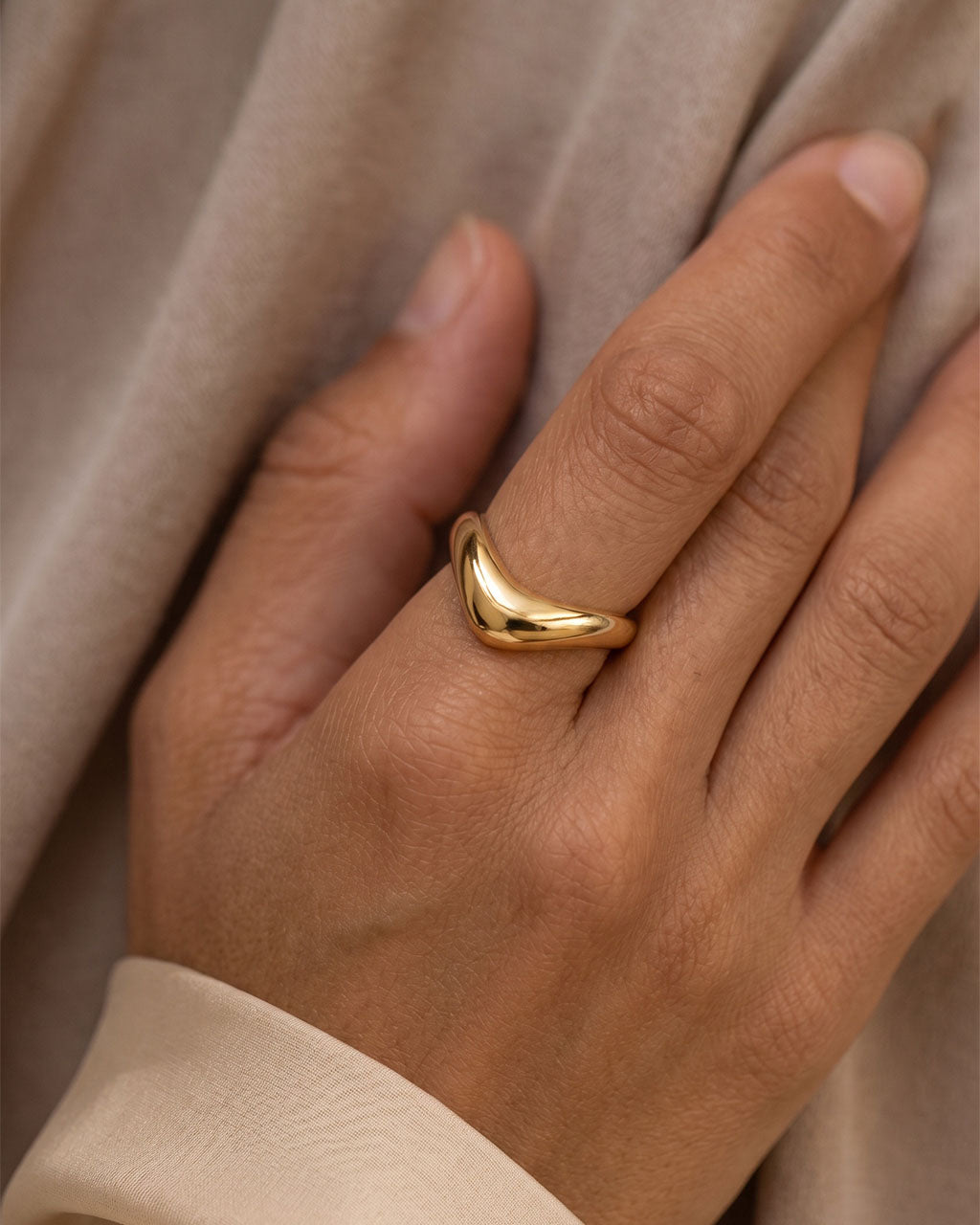 Minimalist Curved Wavy Band Waterproof Gold Ring
